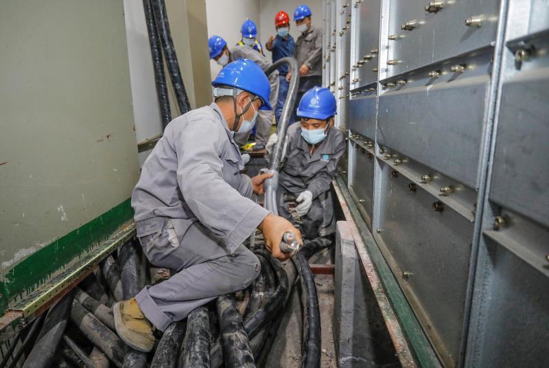 與時(shí)間賽跑，為生命加速 電力員工星夜鏖戰(zhàn)為醫(yī)院用電“增容”