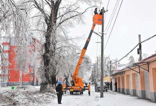受強(qiáng)雨雪大風(fēng)冰凍天氣影響，吉林延邊全力搶修供電線路