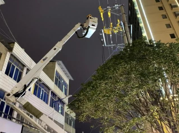 云南電網(wǎng)陸良供電局城區(qū)供電所冬夜搶修，杜絕用電隱患