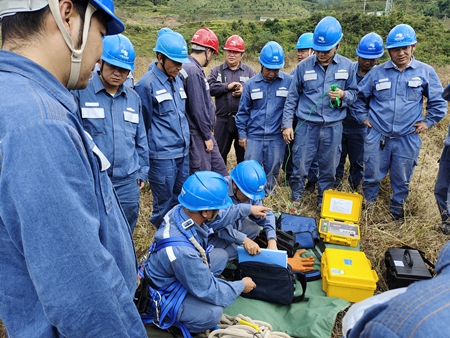 鳳慶供電局開展接地電阻儀、直流試送儀的培訓(xùn)