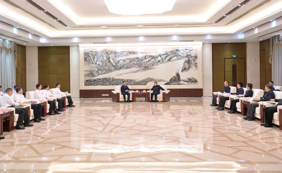 國(guó)家電網(wǎng)公司董事長(zhǎng)、黨組書辛保安與四川省委書記王曉暉會(huì)談