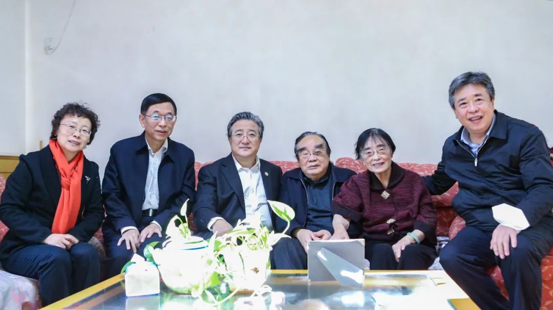余劍鋒春節(jié)前夕看望慰問核工業(yè)老領(lǐng)導(dǎo)蔣心雄、陳肇博