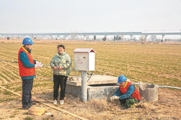 山東省梁山縣：黃河灘區(qū)上，井在地頭，電到井口