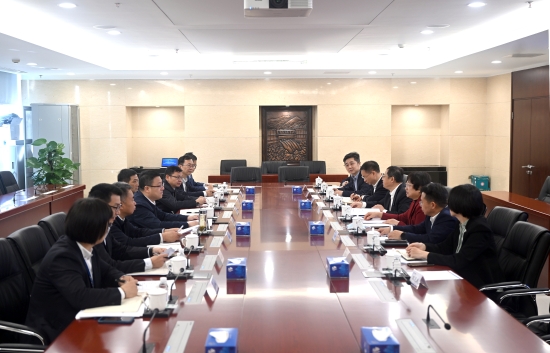 中國電建黨委常委、副總經(jīng)理王小軍與中國華電集團(tuán)黨組成員、副總經(jīng)理李旭紅會談