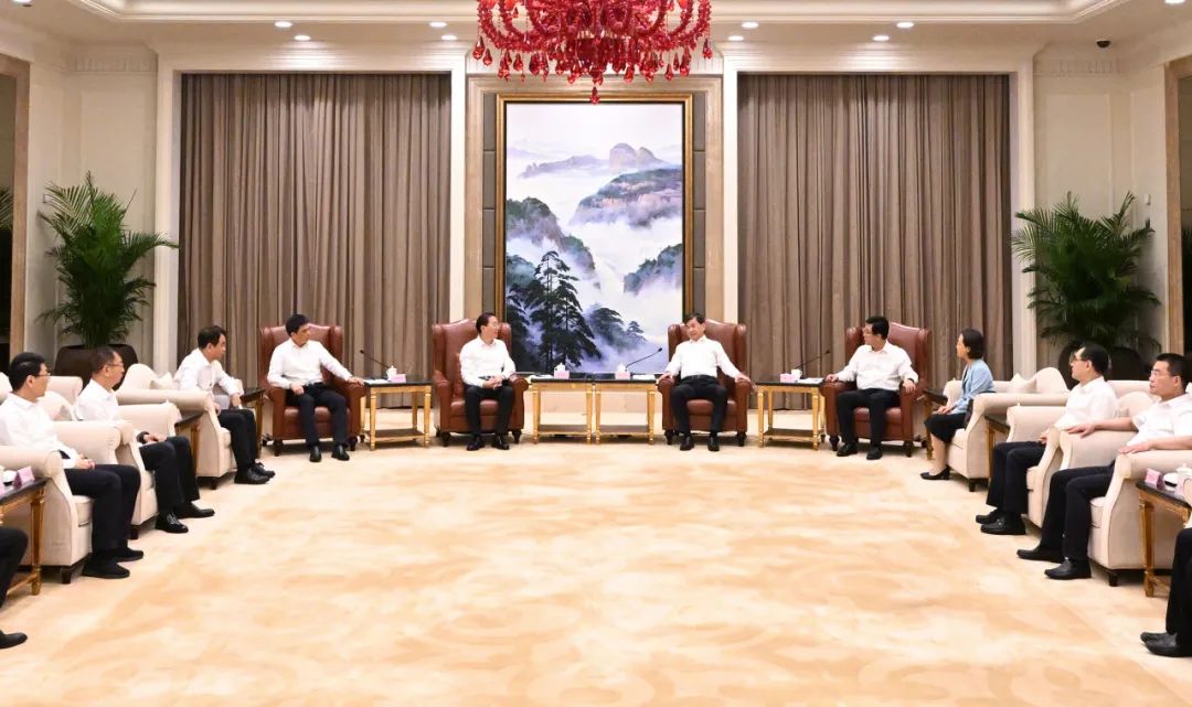 國家電網(wǎng)公司董事長、黨組書辛保安與福建省委書記周祖翼、省長趙龍會談