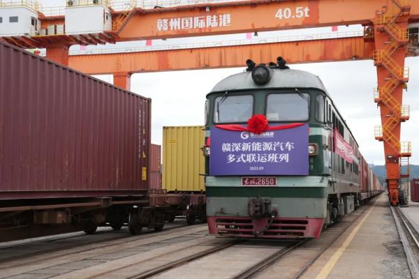 國產新能源汽車，坐火車“出?！?