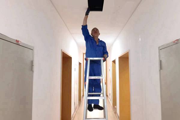 圖為物業(yè)人員利用節(jié)假日對值班宿舍電纜廊道、空調(diào)管道進(jìn)行檢查和維護(hù)