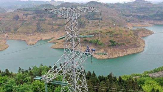 貴州興義供電局高空之上，用責任守護安全送去光明