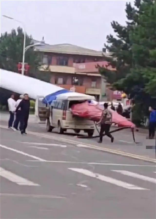 黑龍江一面包車(chē)被風(fēng)電機(jī)葉片刺穿，知情人：車(chē)上載有7人