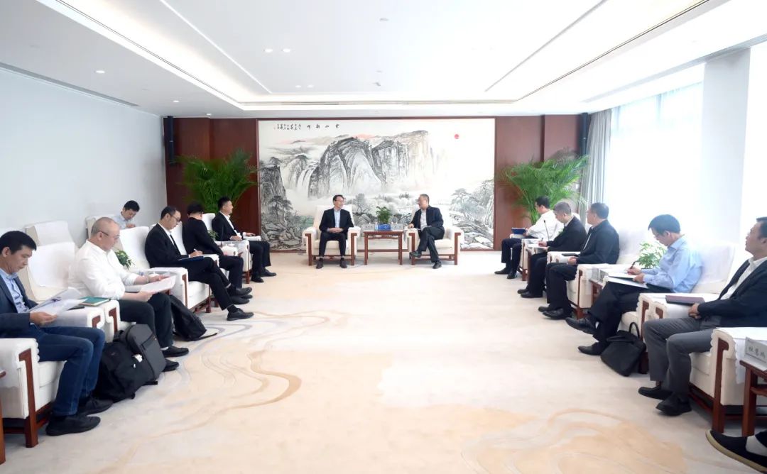 中國(guó)電建黨委副書(shū)記、總經(jīng)理王斌與深圳環(huán)境水務(wù)集團(tuán)總裁龔利民舉行會(huì)談