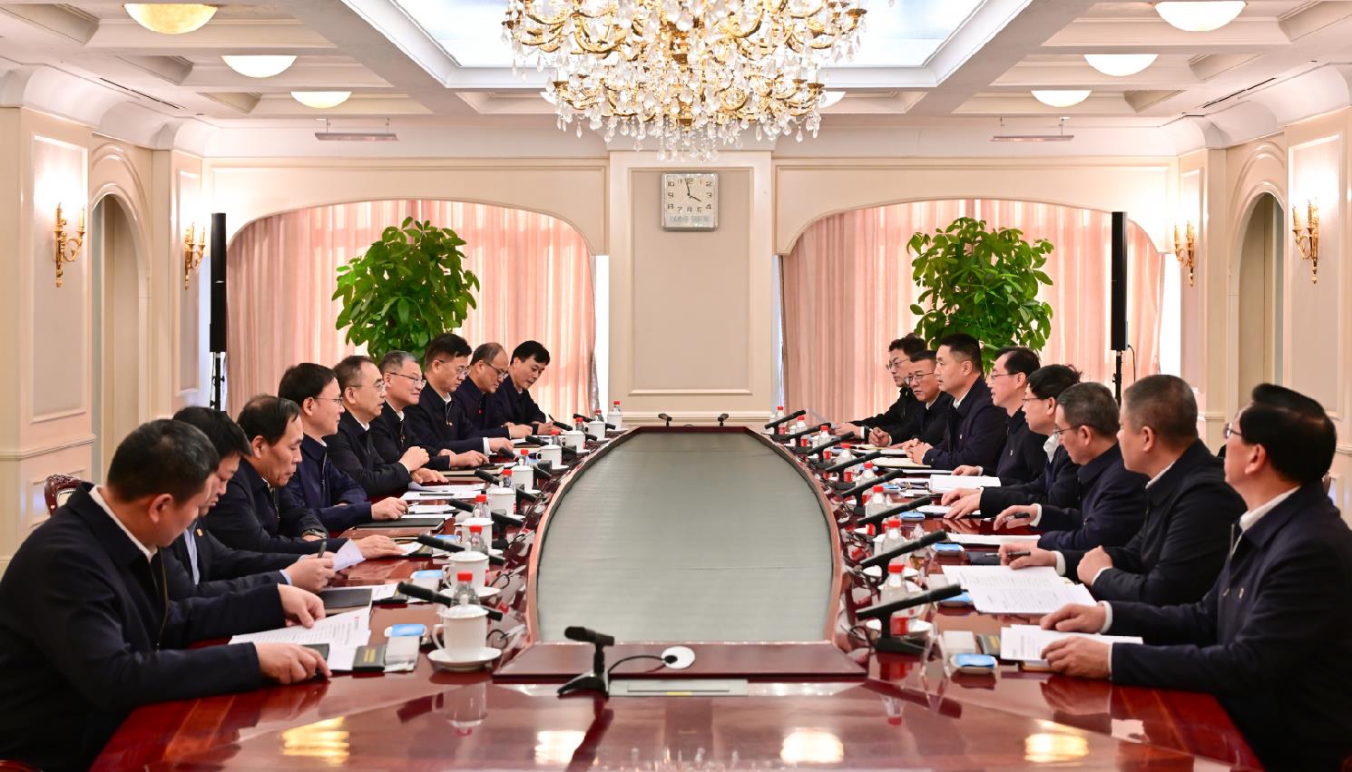 大唐集團(tuán)董事長鄒磊、總經(jīng)理張傳江與中國安能董事長陳奕輝、總經(jīng)理周慶豐會(huì)談