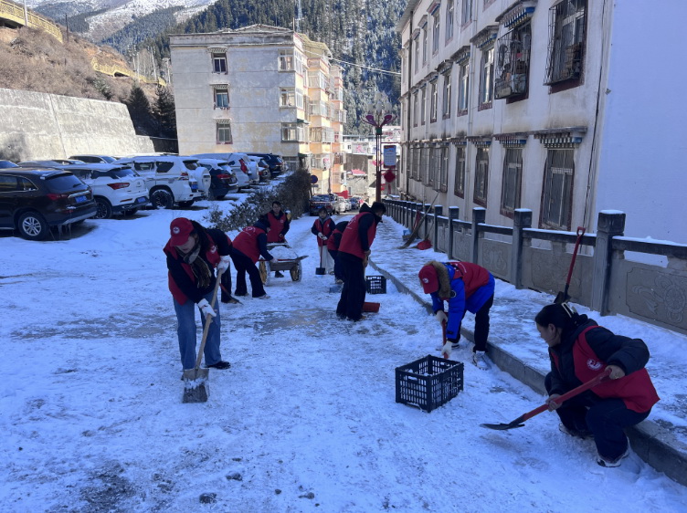 挺膺擔(dān)當(dāng)志愿服務(wù)，清冰除雪保障安全
