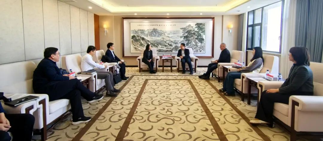中國(guó)農(nóng)業(yè)銀行吉林省分行黨委委員、副行長(zhǎng)兼長(zhǎng)春分行黨委書記、行長(zhǎng)曹紅一行拜訪華電吉林公司