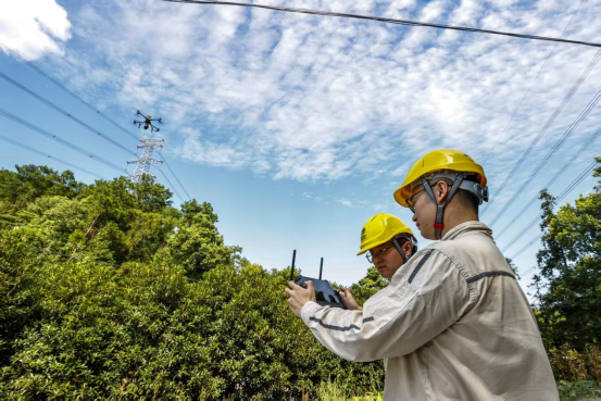 重慶巴南無人機特巡 護(hù)航高溫下電網(wǎng)安全